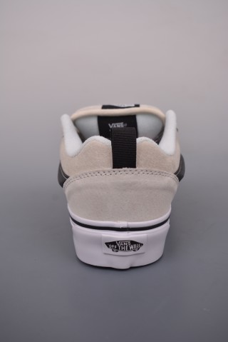 Vans Classics Knu Skool 'Black / White' view 4