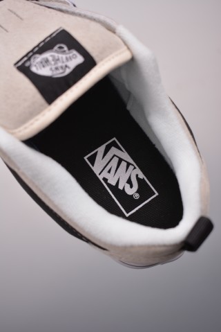 Vans Classics Knu Skool 'Black / White' view 9