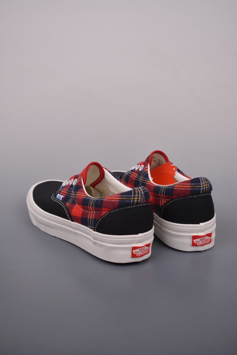 Vans Era 'Black / Red' view