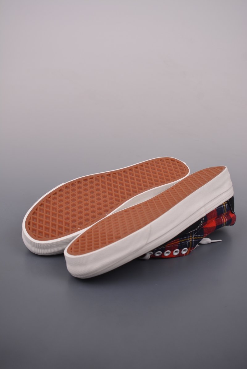 Vans Era 'Black / Red' view