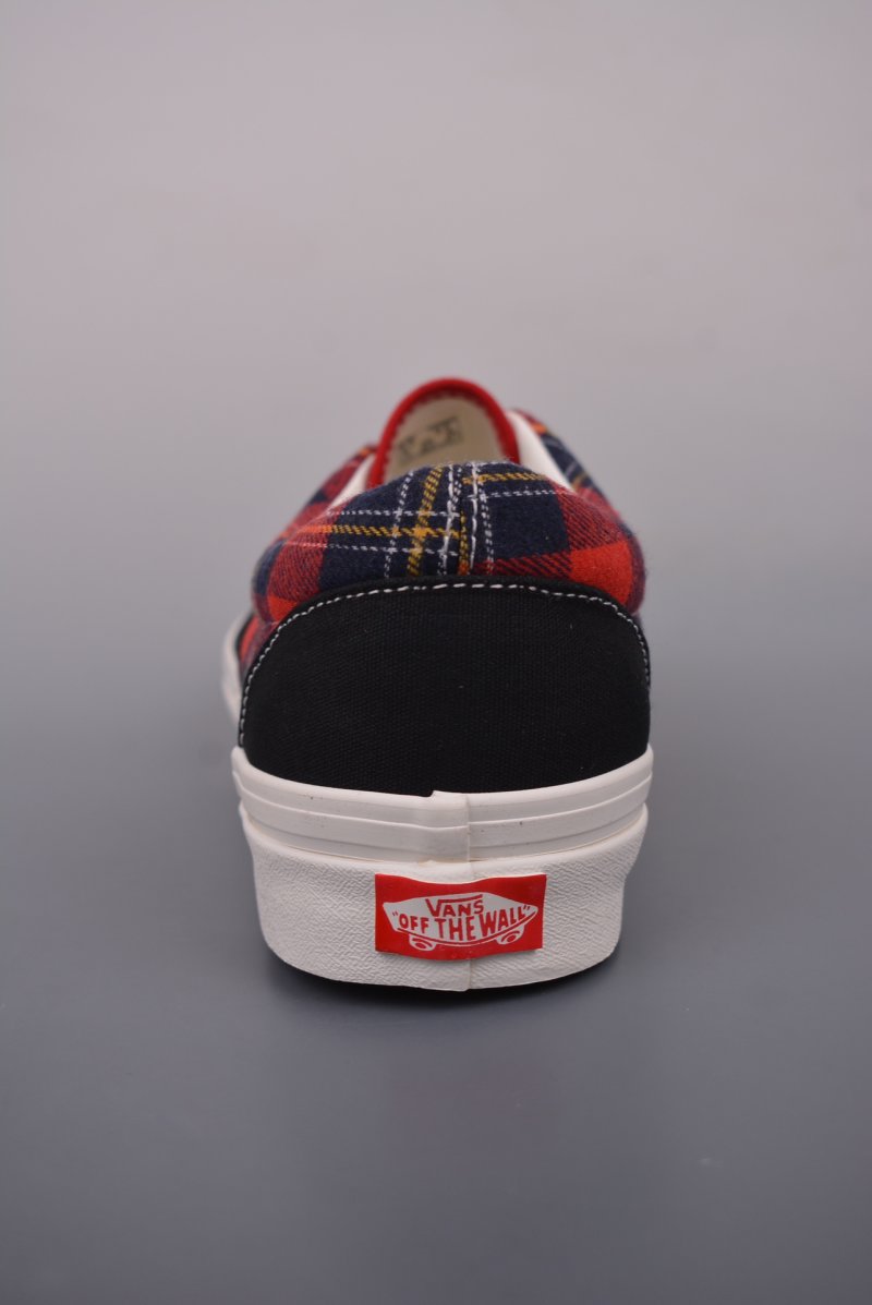 Vans Era 'Black / Red' view