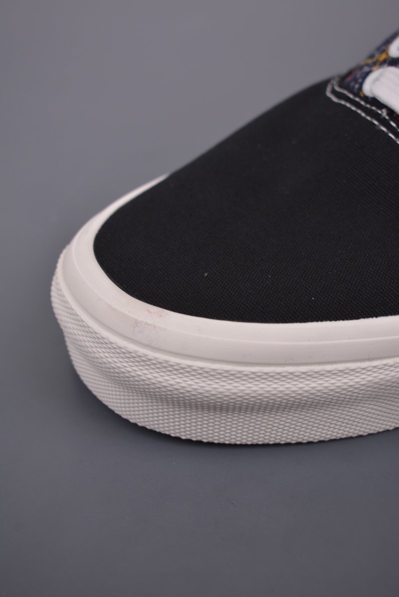 Vans Era 'Black / Red' view