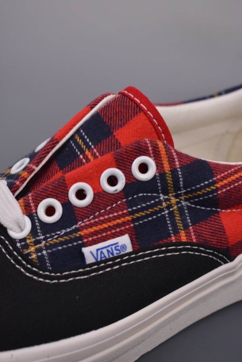 Vans Era 'Black / Red' view