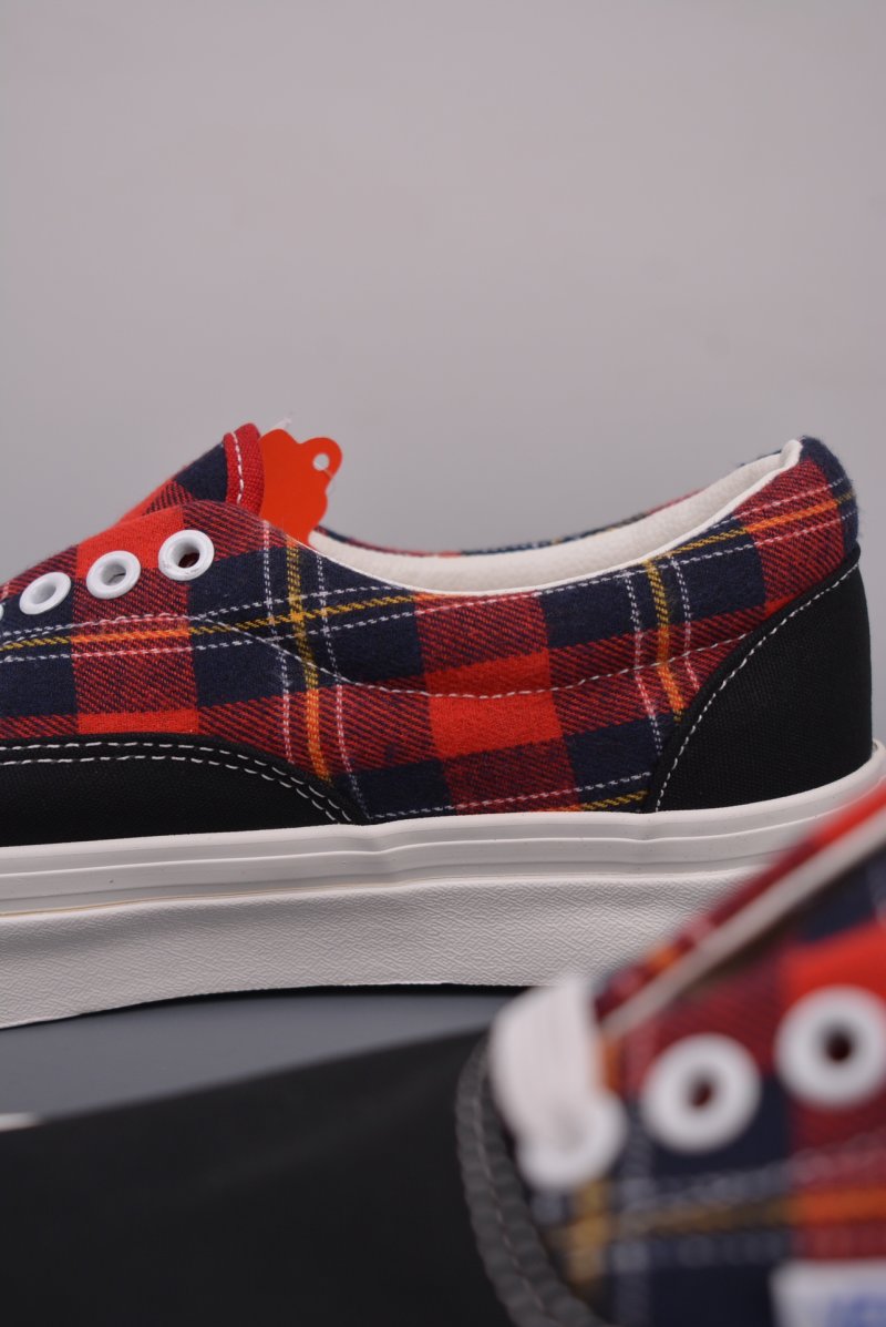 Vans Era 'Black / Red' view