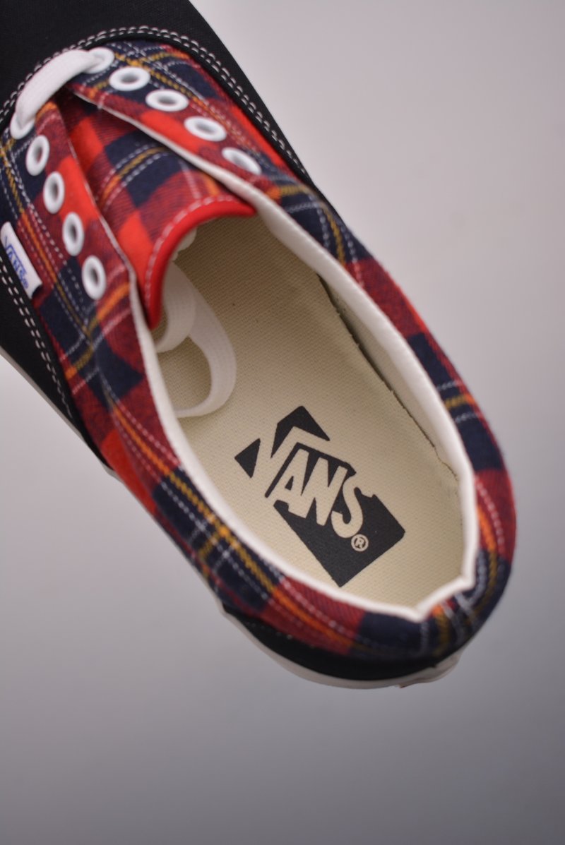 Vans Era 'Black / Red' view