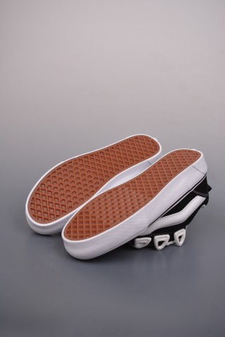 Vans Knu Skool DR 'Black / White' view 3
