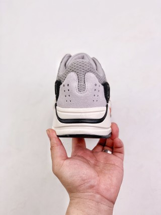 Adidas Yeezy Boost 700 view 8