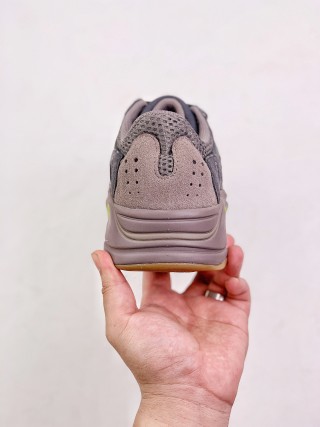 Adidas Yeezy Boost 700 view 8