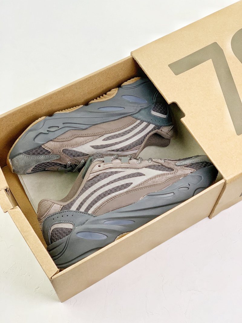 Adidas Yeezy Boost 700