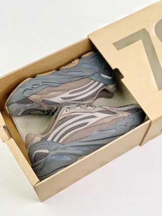 Adidas Yeezy Boost 700