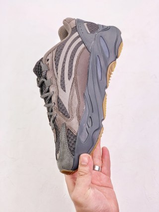 Adidas Yeezy Boost 700 view 6
