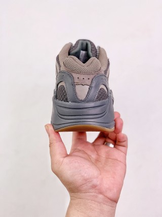 Adidas Yeezy Boost 700 view 8