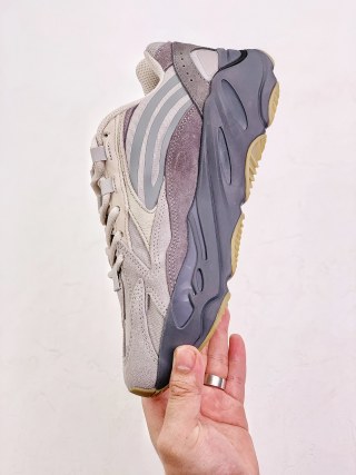 Adidas Yeezy Boost 700 view 6
