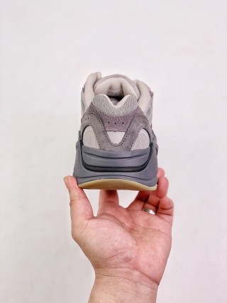 Adidas Yeezy Boost 700 view 8