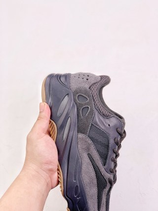 Adidas Yeezy Boost 700 view 7