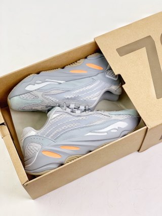 Adidas Yeezy Boost 700