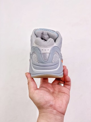 Adidas Yeezy Boost 700 view 8