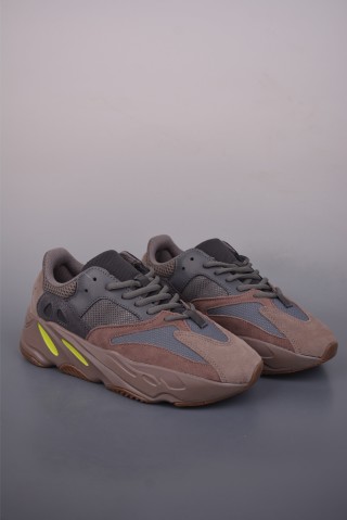Adidas Yeezy 700 V2 view 2