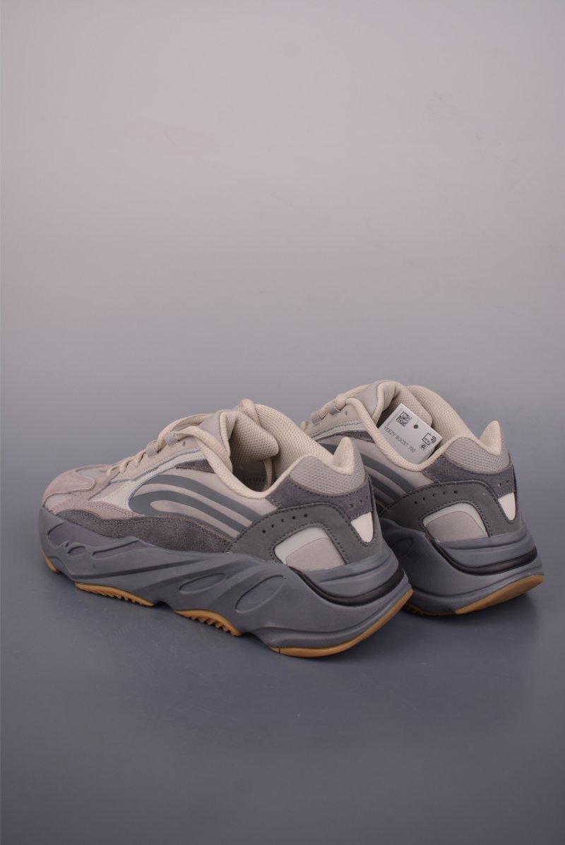 Adidas Yeezy 700 V2 view