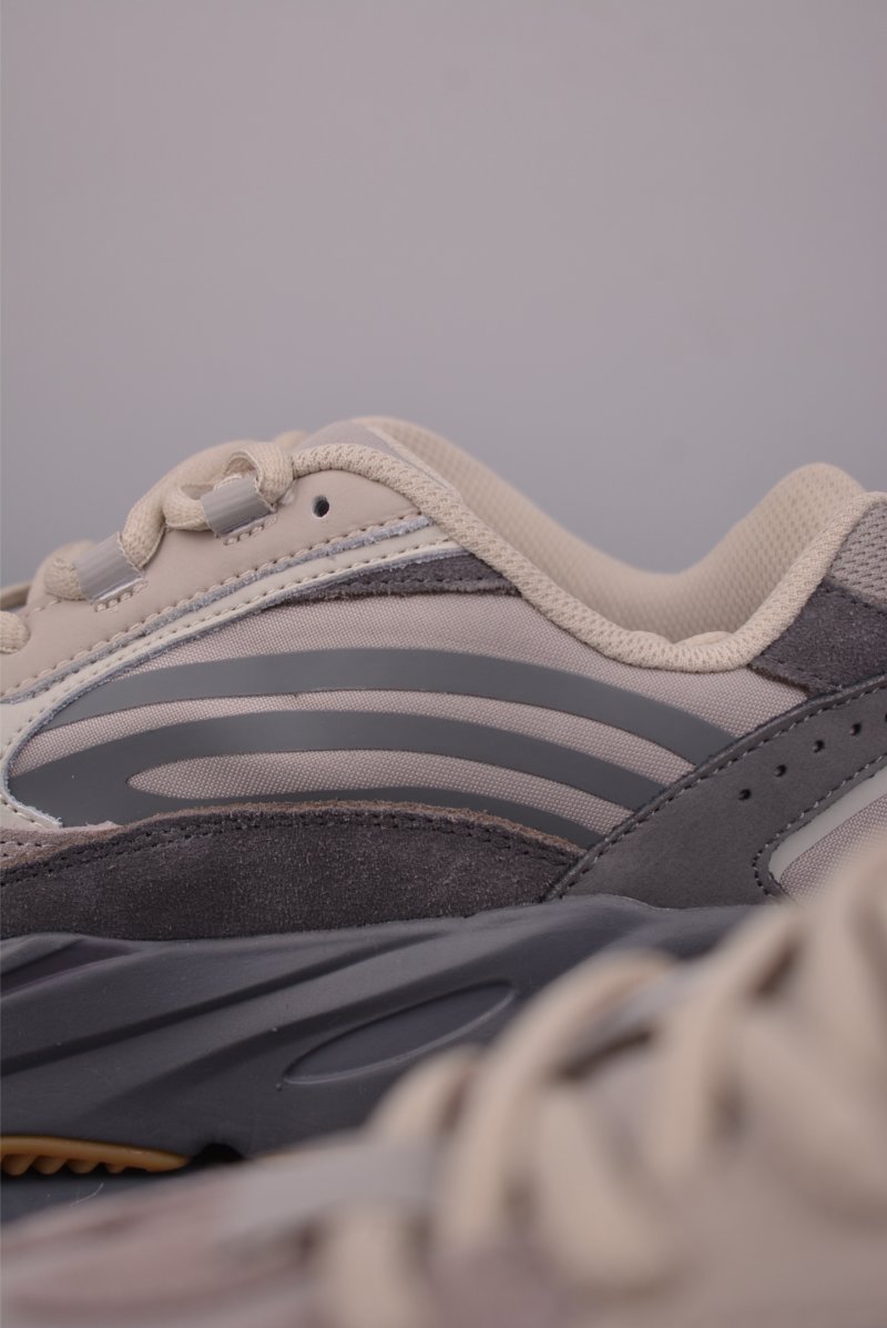 Adidas Yeezy 700 V2 view