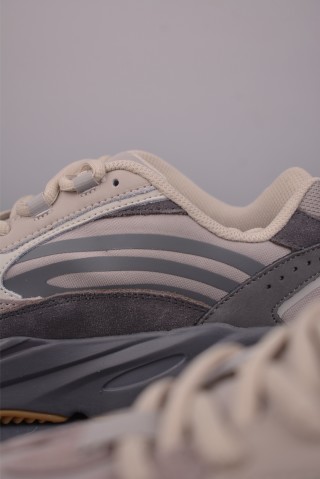 Adidas Yeezy 700 V2 view 17