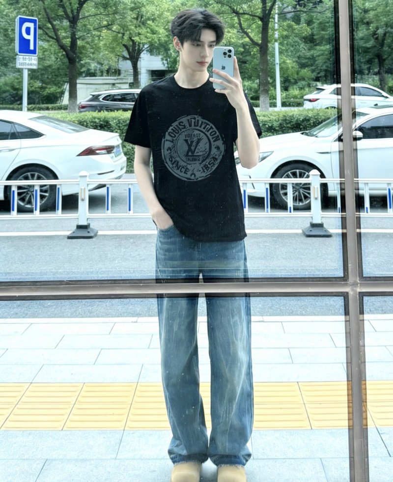 Louis Vuitton Voyage Trunks Circle Logo Black T-Shirt view