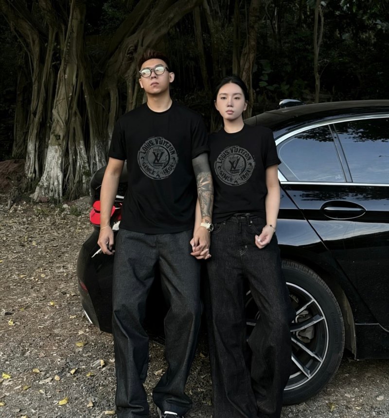Louis Vuitton Voyage Trunks Circle Logo Black T-Shirt view