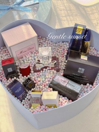 Gentle Sunset Luxury Beauty Gift Set with Fragrance & Cosmetics view 4