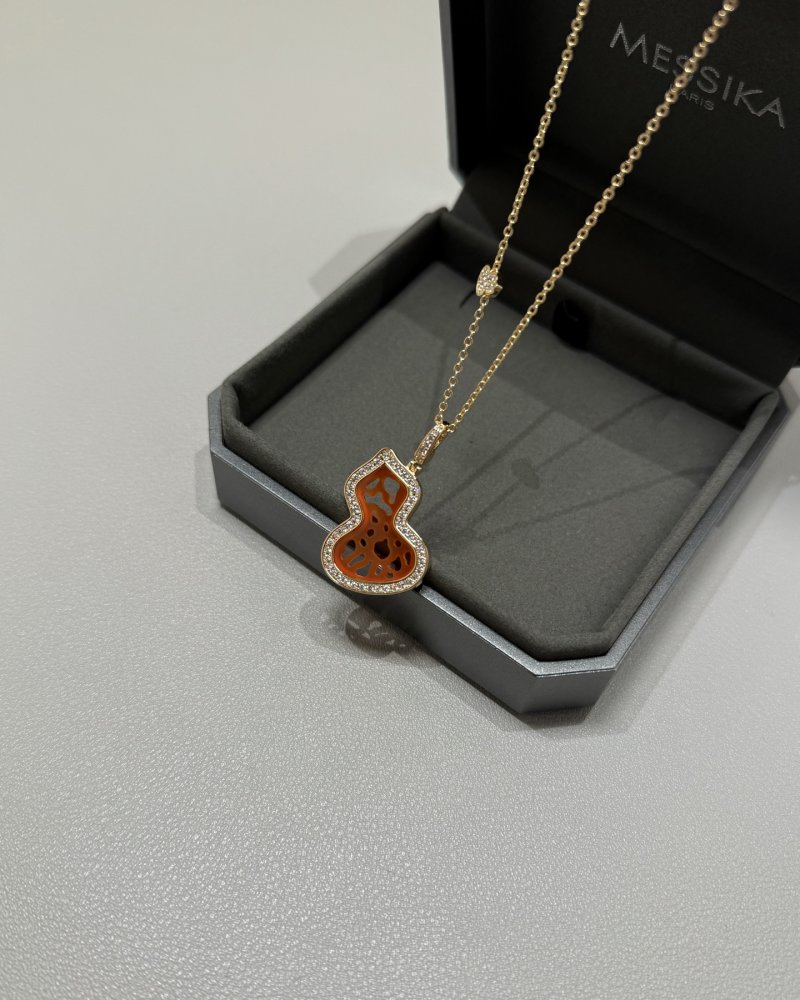 Qeelin Red Agate Lace Gourd Pendant Necklace Gold