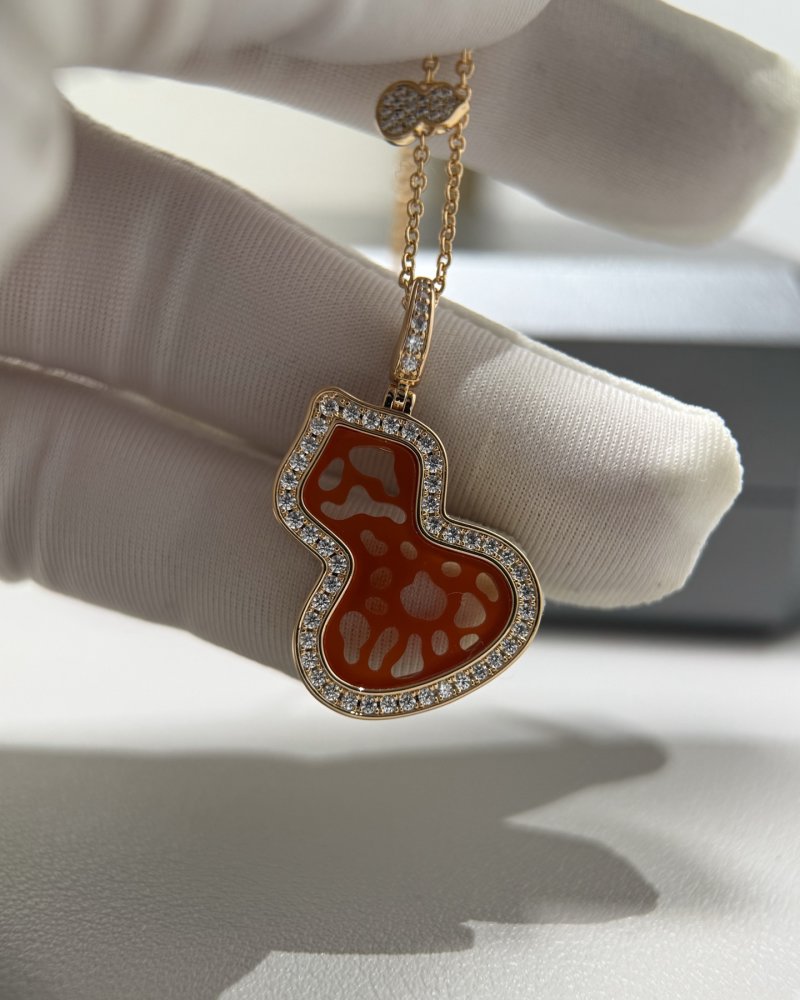 Qeelin Red Agate Lace Gourd Pendant Necklace Gold view