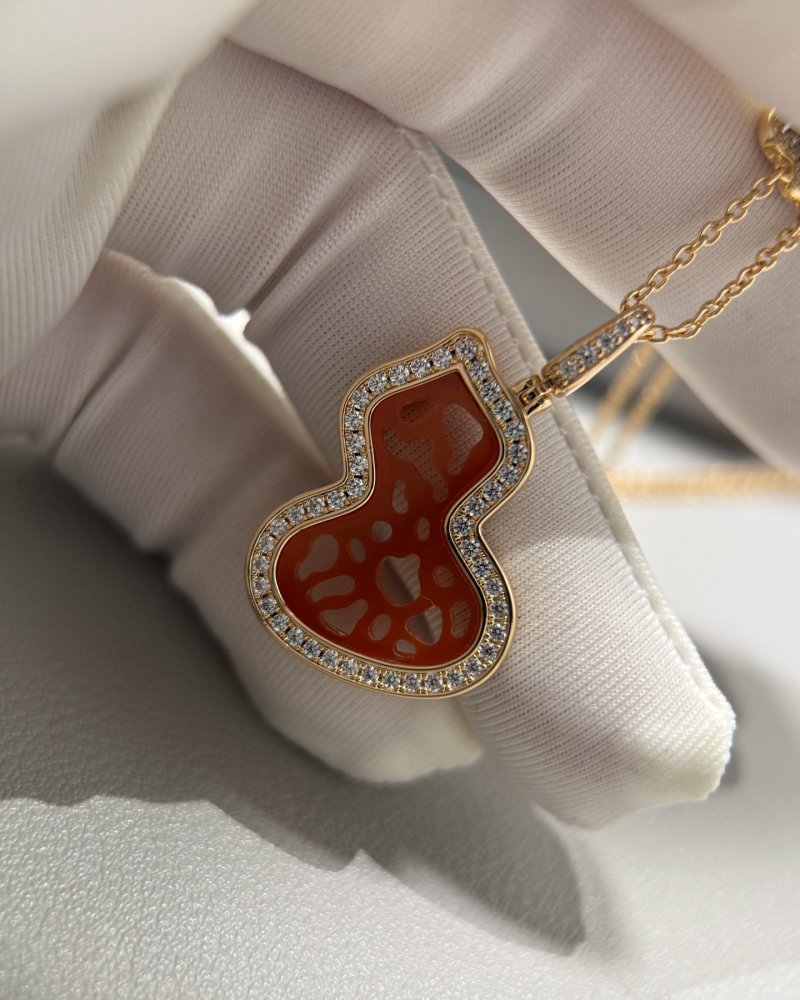 Qeelin Red Agate Lace Gourd Pendant Necklace Gold view