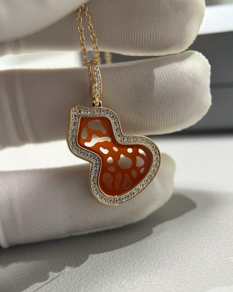 Qeelin Red Agate Lace Gourd Pendant Necklace Gold view