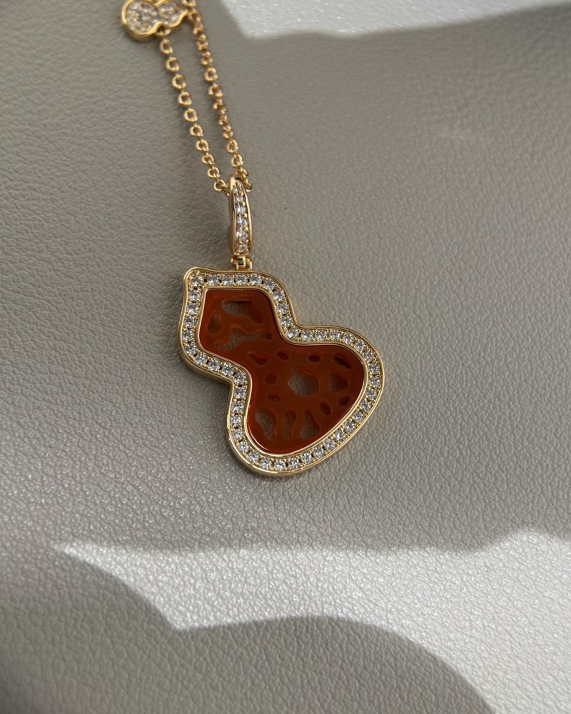 Qeelin Red Agate Lace Gourd Pendant Necklace Gold view