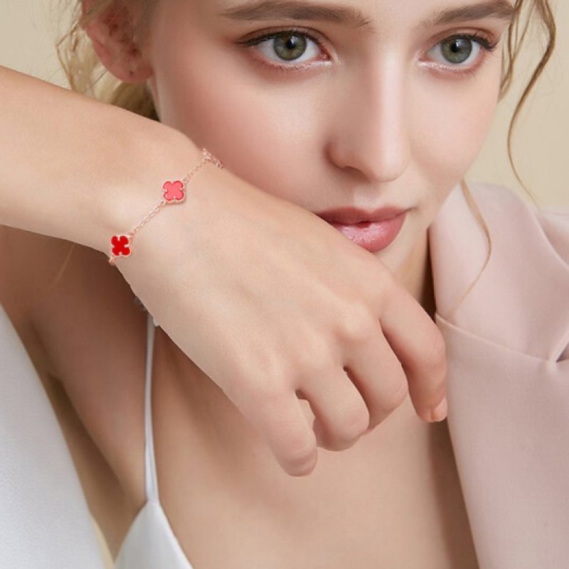 Van Cleef & Arpels Four-Leaf Clover Bracelet Red Carnelian view