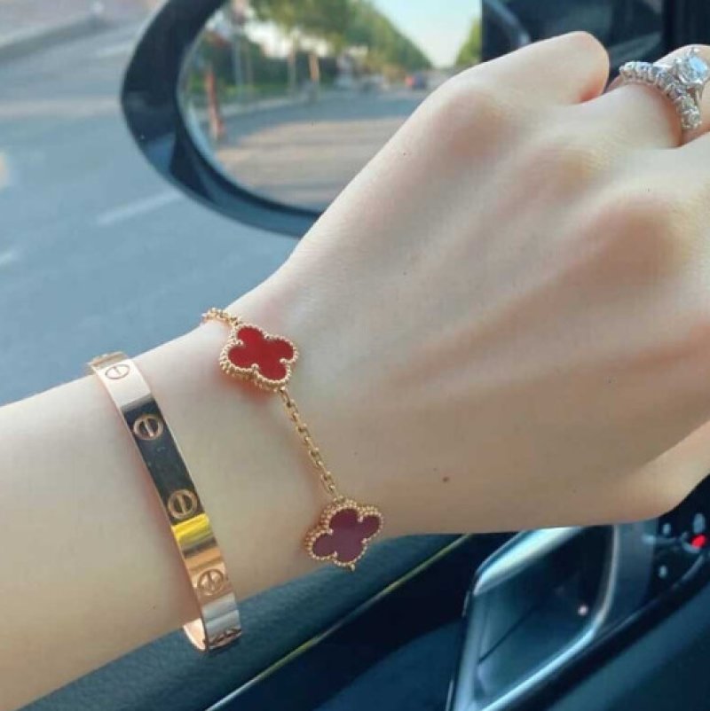 Van Cleef & Arpels Four-Leaf Clover Bracelet Red Carnelian view