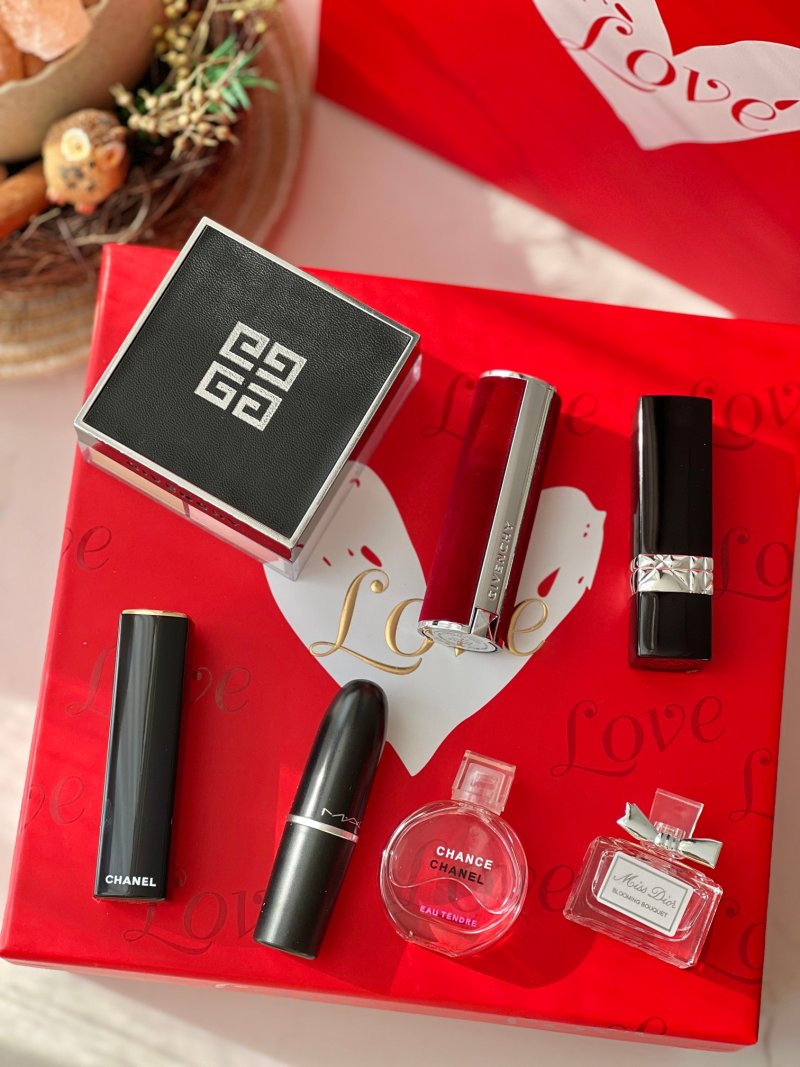 Gentle Sunset Luxury Beauty Gift Set with Fragrance & Cosmetics view