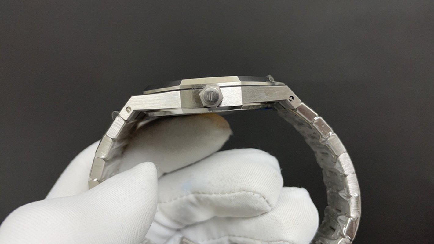 Audemars Piguet Royal Oak 41mm Blue Dial Steel Bracelet Watch view