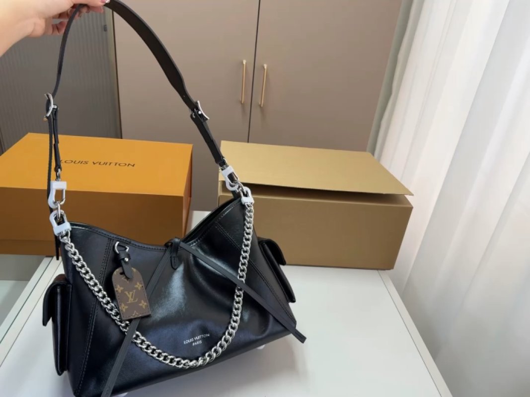 Louis Vuitton Black Leather Shoulder Bag with Chain Strap