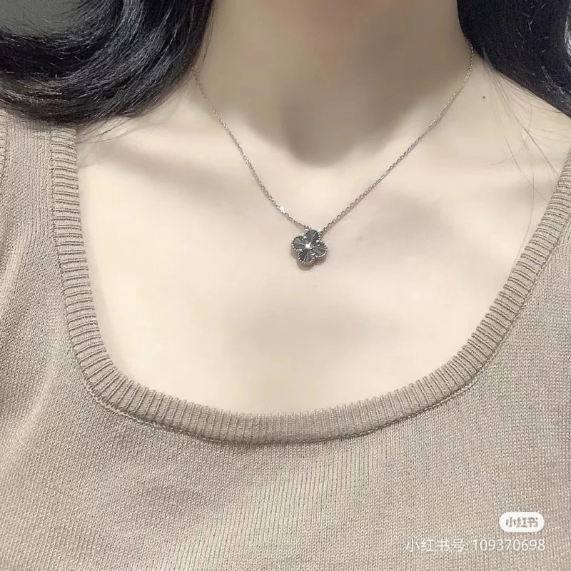 Van Cleef & Arpels Four-Leaf Clover Pendant Necklace Silver