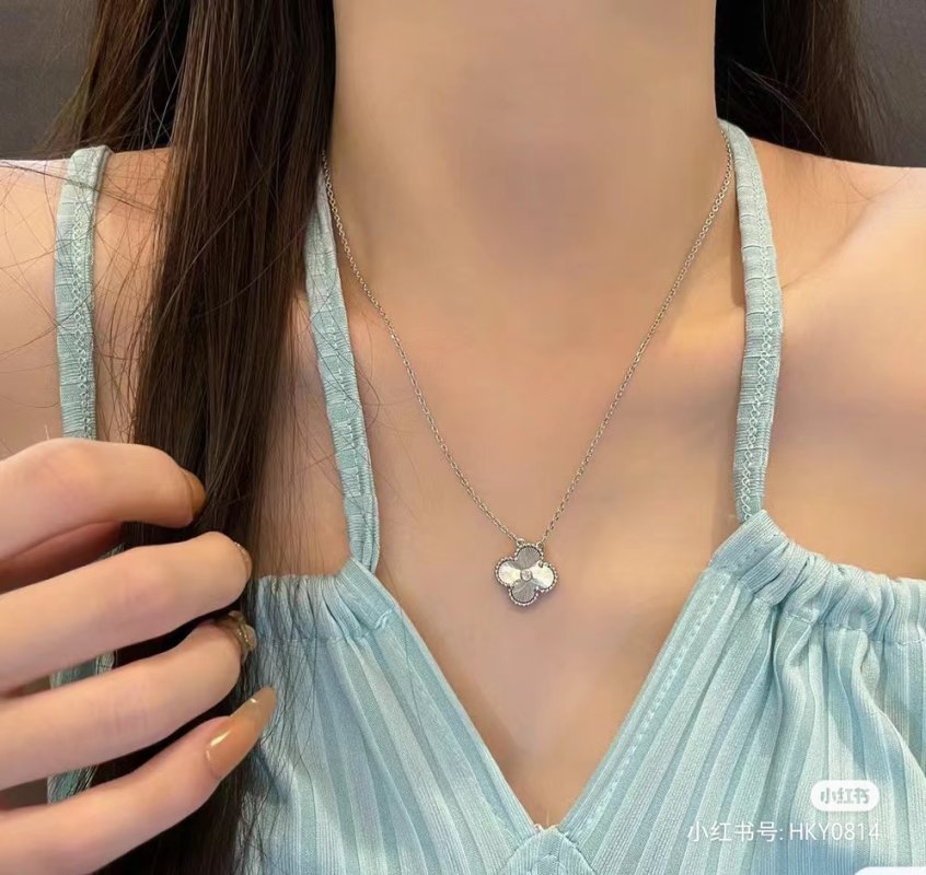 Van Cleef & Arpels Four-Leaf Clover Pendant Necklace Silver view