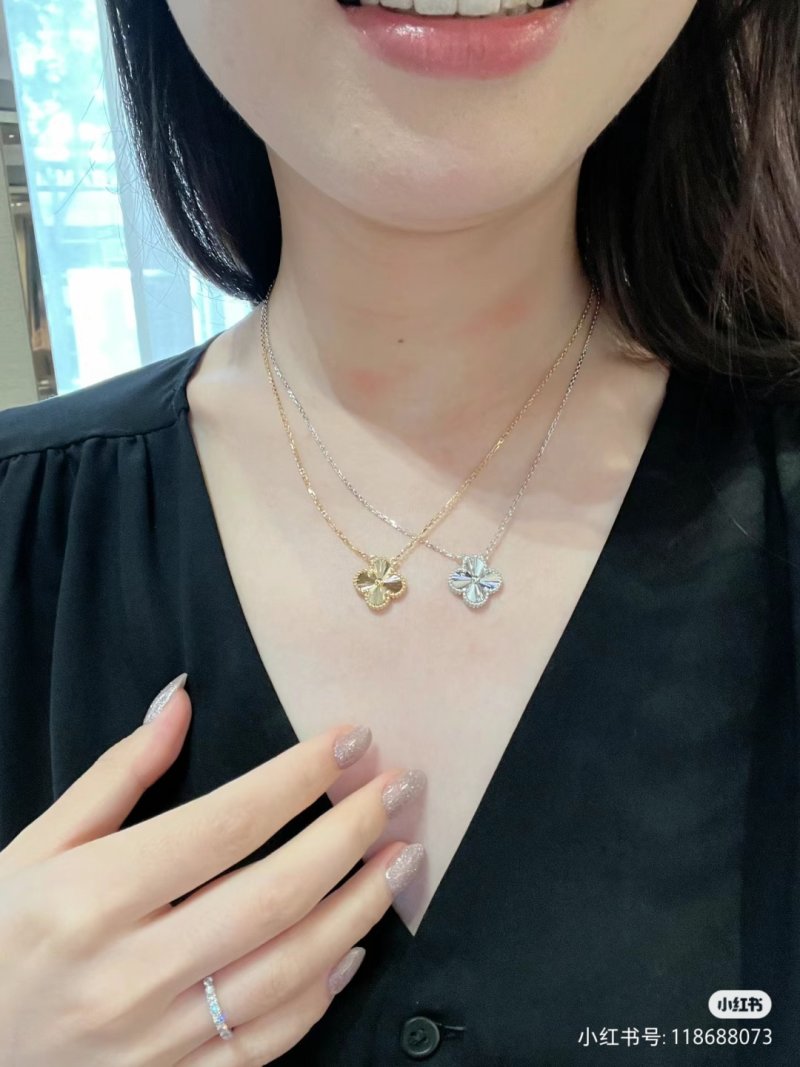 Van Cleef & Arpels Four-Leaf Clover Pendant Necklace Silver view