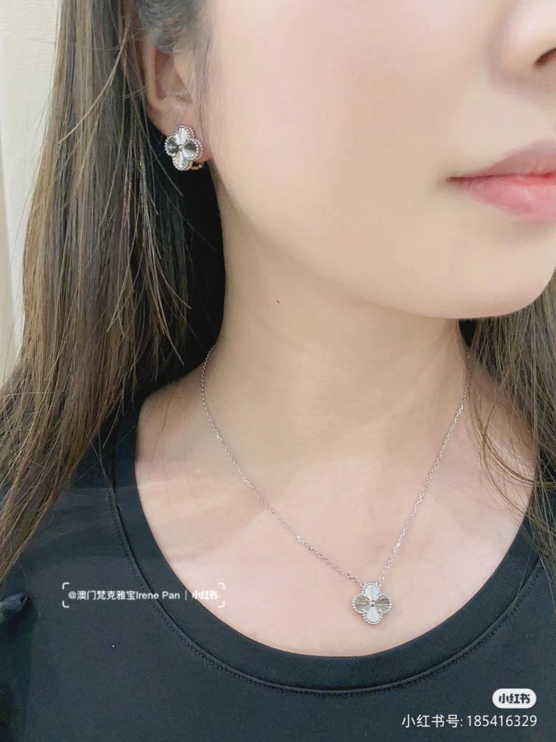 Van Cleef & Arpels Four-Leaf Clover Pendant Necklace Silver view