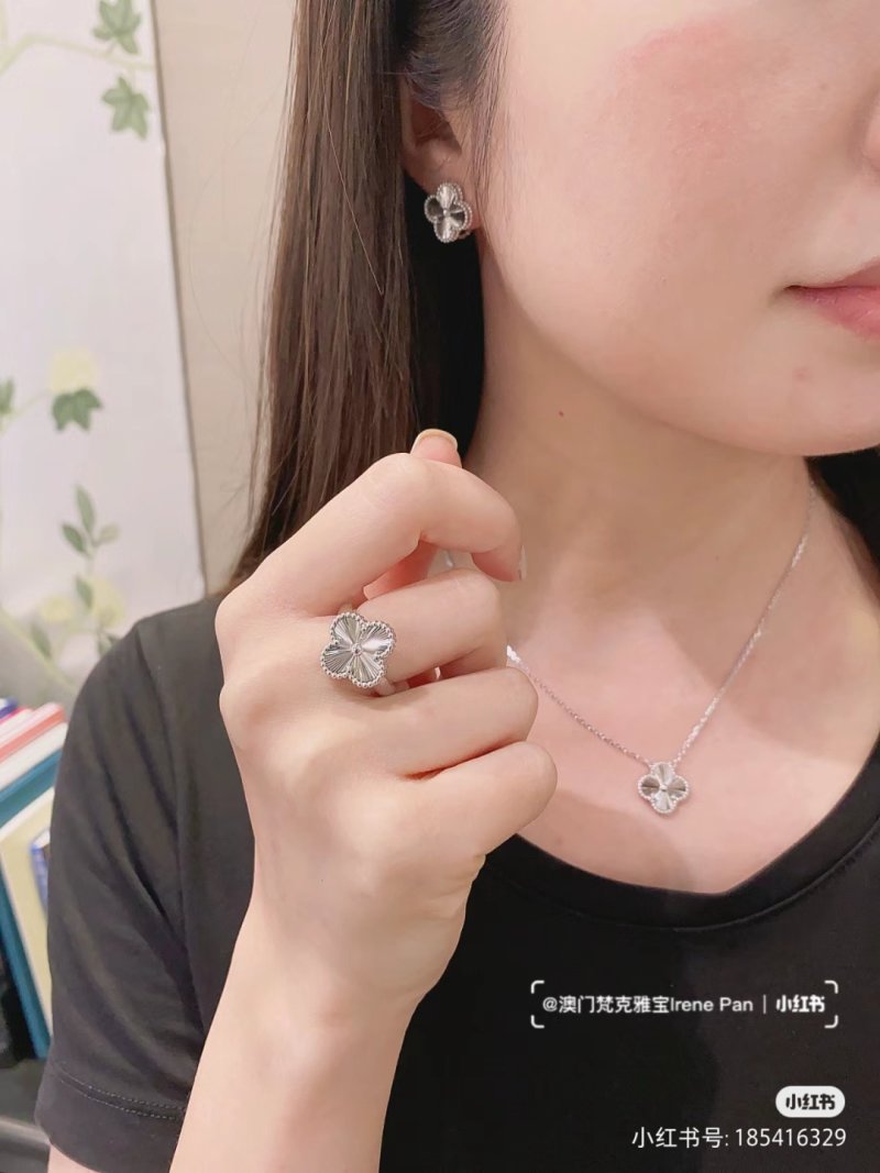 Van Cleef & Arpels Four-Leaf Clover Pendant Necklace Silver view