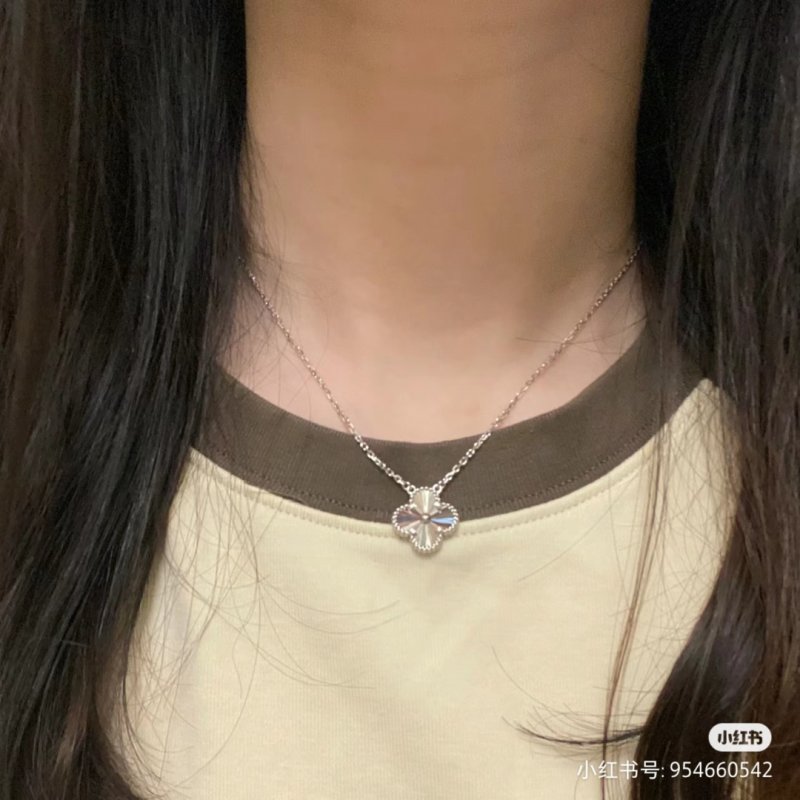 Van Cleef & Arpels Four-Leaf Clover Pendant Necklace Silver view