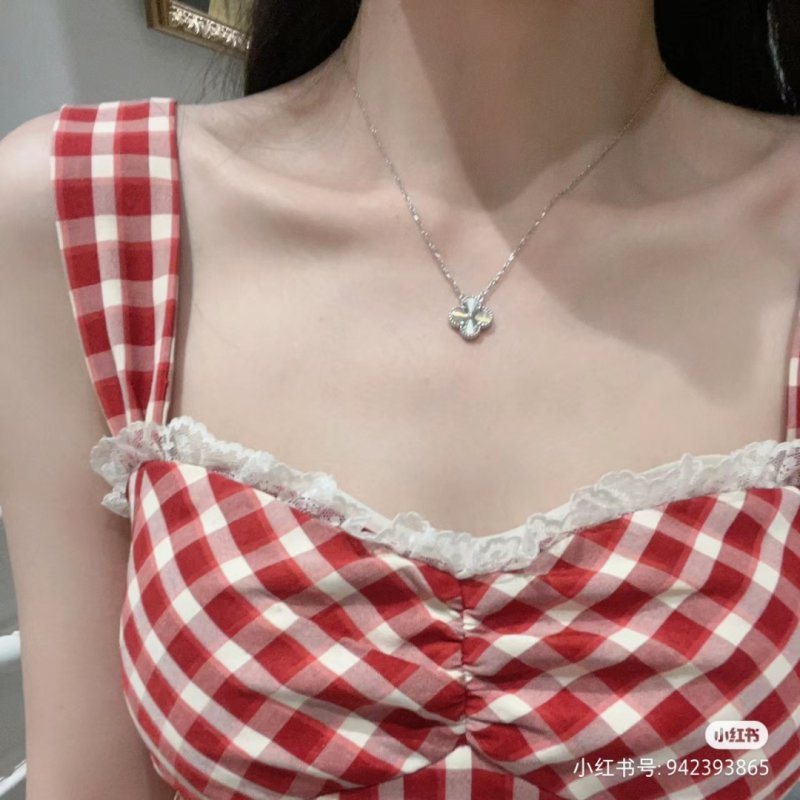 Van Cleef & Arpels Four-Leaf Clover Pendant Necklace Silver view