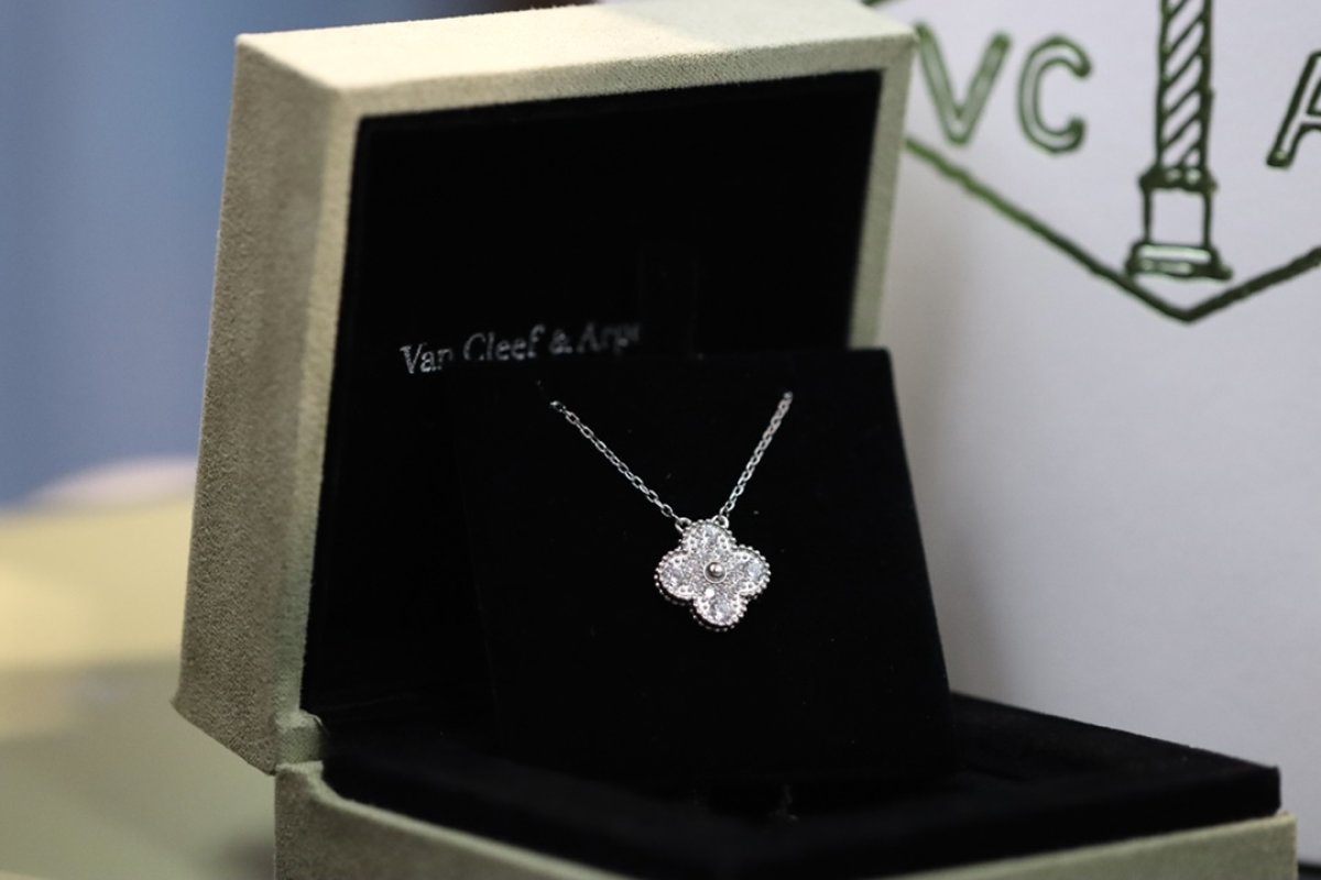 Van Cleef & Arpels Four-Leaf Clover Full Diamond Necklace - White Gold view