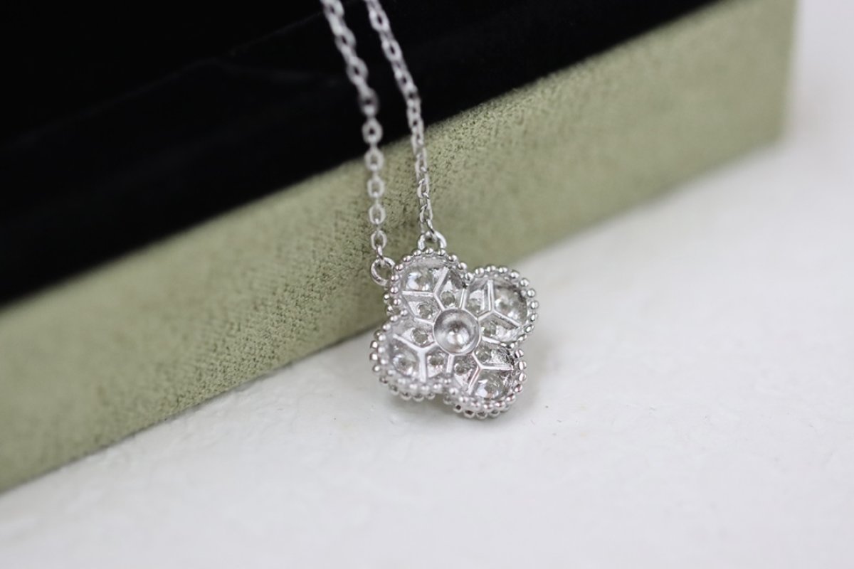 Van Cleef & Arpels Four-Leaf Clover Full Diamond Necklace - White Gold view