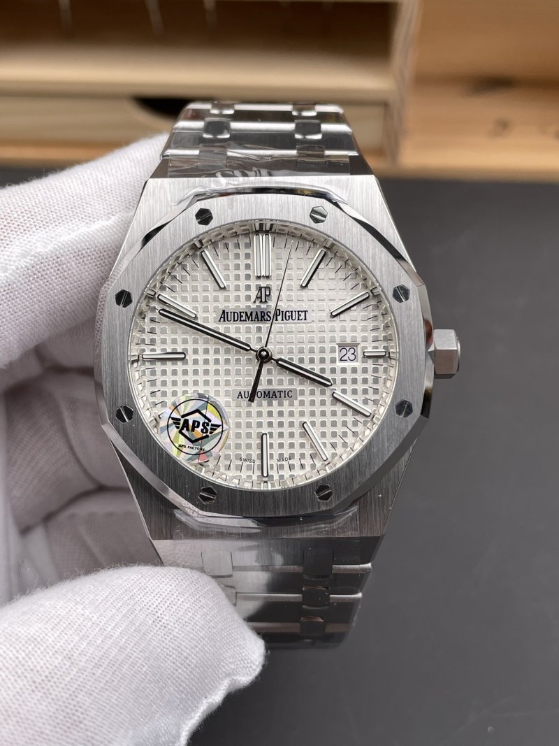 Audemars Piguet Royal Oak 15400 White Dial 41mm Automatic Watch view