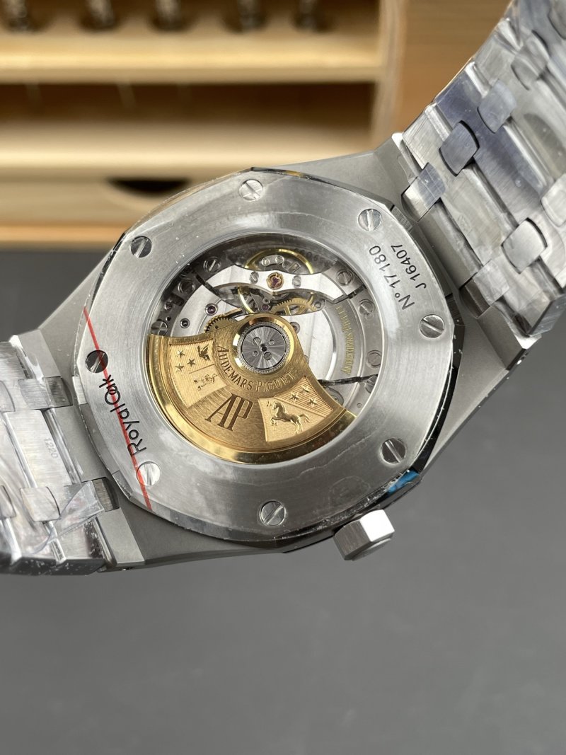 Audemars Piguet Royal Oak 15400 White Dial 41mm Automatic Watch view