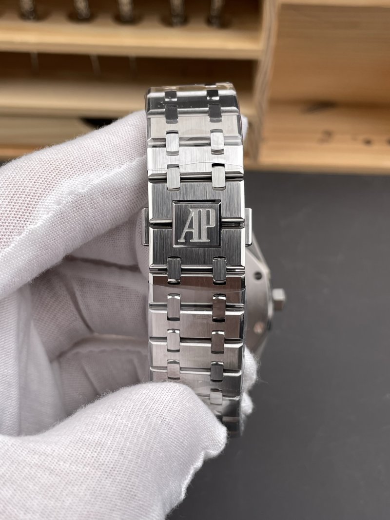 Audemars Piguet Royal Oak 15400 White Dial 41mm Automatic Watch view